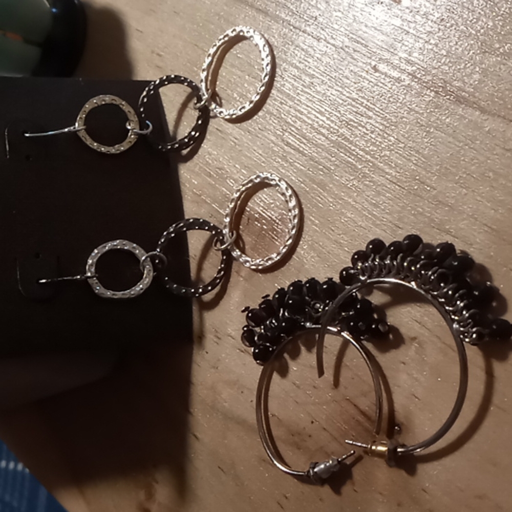 Daisy Fuentes earrings circle link new with tags. Bonus hoops black beaded.